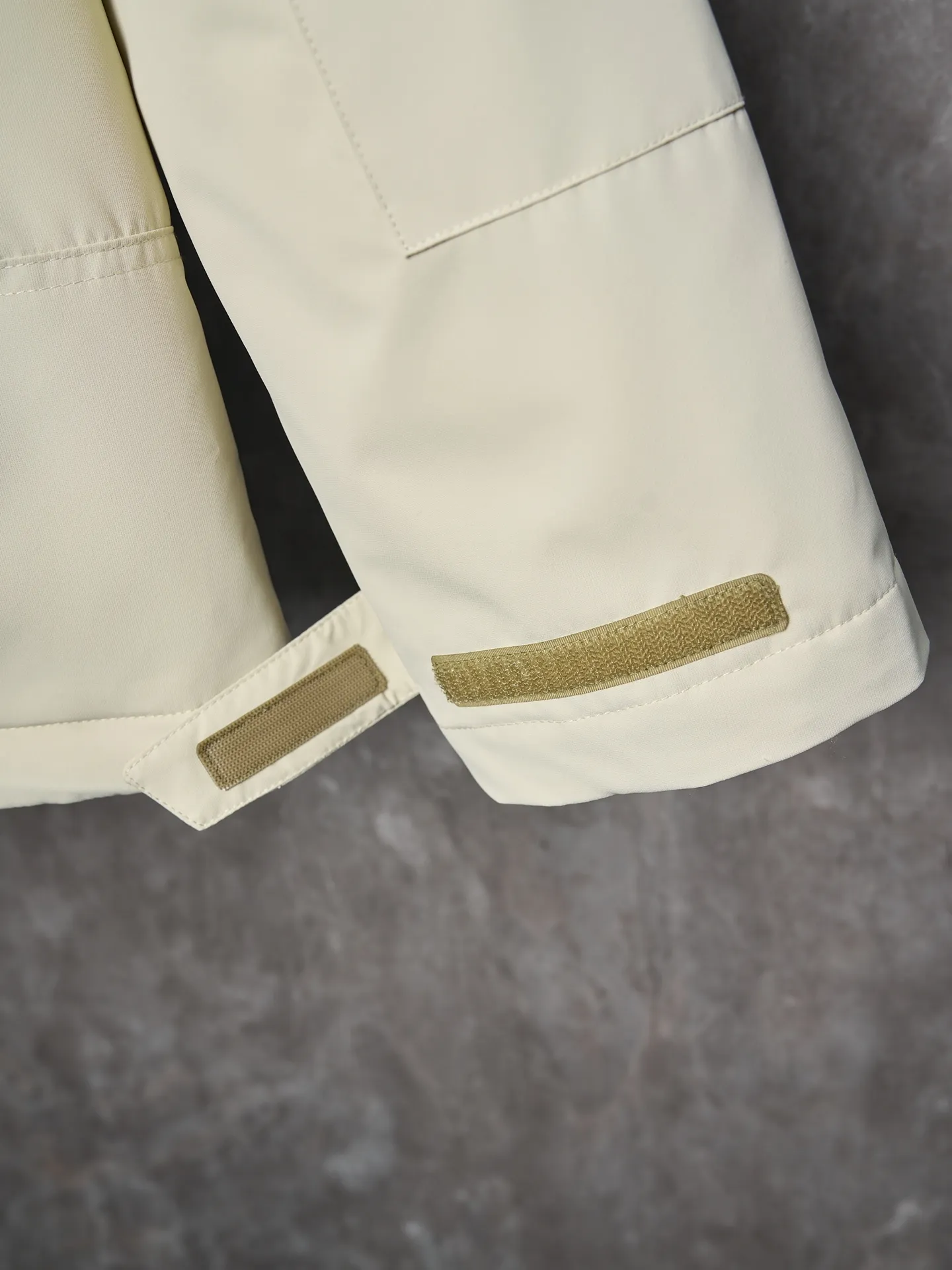 P980 Actual auction】Ralph Lauren/Ralph Lauren pony embroidered zipper hooded down jacket [Ready stock] S M L XL high-quality filling: 90 white duck down is selected, weighing 220g, ensuring excellent thermal insulation performance. After strict screening and processing, the velvet is not easy to be drilled, ensuring durability. The density of high-density nylon taffeta is about 210T-300T, with a smooth and slightly matte surface, excellent windproof and waterproof properties (with DWR water-repellent treatment), strong wrinkle resistance and easy care, in line with the positioning of American casual "durable and practical".  The inner lining is made of 100% polyamide. The high-density and tight weaving process prevents fine lint from getting out of the gaps in the fabric. The smooth surface improves the putting on and taking off experience, and the excellent wear and tear resistance ensures damage caused by frequent use, while the light and soft texture does not affect the overall weight.  The classic jacket has a slightly loose fit, slightly dropped shoulder line (shoulder width is 1-2cm wider than the standard fit), is hip-length, and has slightly tapered straight sleeves, taking into account both freedom of movement and casual style.  The adjustable Velcro on the cuffs allows you to freely adjust the tightness according to the thickness of your wrist and personal preferences, effectively preventing cold wind from intruding, and improving the warmth performance.  In terms of storage, the two front zipper pockets are convenient for you to place frequently used items, and the zipper design ensures that items are not easily lost. A built-in pocket on the left side of the chest provides a safe storage space for some small private items.  The drawstring design at the hem allows you to adjust the shape of the jacket according to your body shape and dressing needs. Whether it is loose and casual or slim and neat, you can easily control it.  Embroidery technology: Polo horse logo on the left chest: flat satin stitch embroidery (satin embroidery), embroidery thread: 100% polyester high color fastness embroidery thread (the color number is consistent with the brand’s standard red color card), stitch density 12-15 stitches/cm, the outline of the horse logo is clear, and the details of the rider and horse are burr-free.  Embroidery positioning: precise positioning through the template (12cm from the neckline and 8cm from the placket) to ensure left and right symmetry and centering.